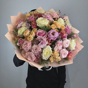 Букет 019 из роз, кустовых роз, альстромерий